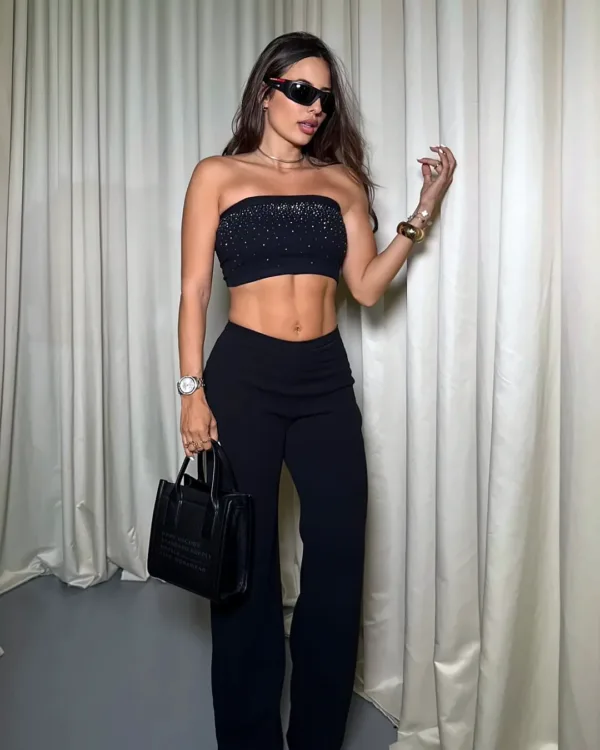 Foto de Conjunto negro tube top y wide leg
