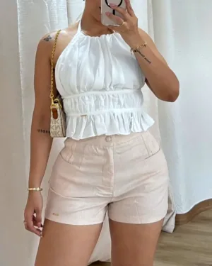 Top halter blanco con volantes y short beige