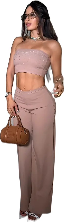 Modelo LUMCE con conjunto rosa palo de top strapless y pantalón ancho, con un bolso café