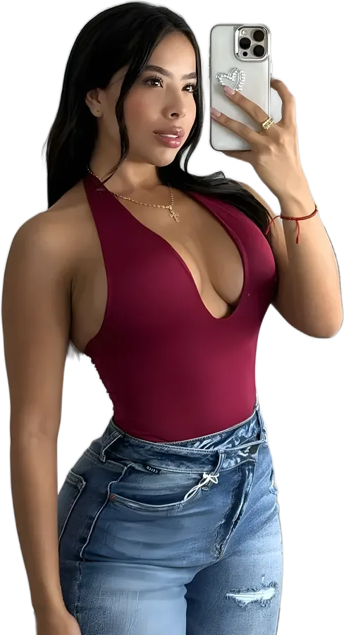 Modelo LUMCE con body halter vinotinto y jean azul, tomándose un selfi